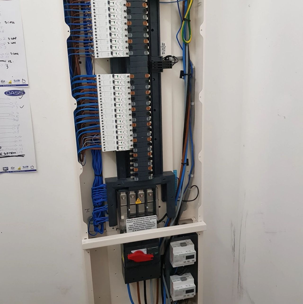 Wall-mounted consumer unit with neatly routed data and power cabling